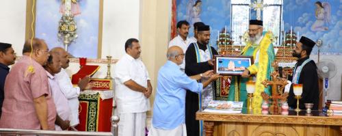 Presenting-Memento-to-Fr.-Johns-Abraham-Konattu